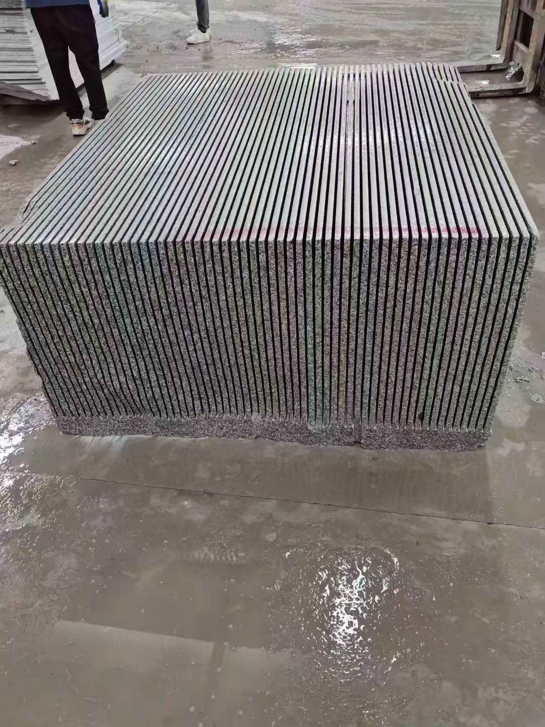 武威芝麻白毛板荒料切割